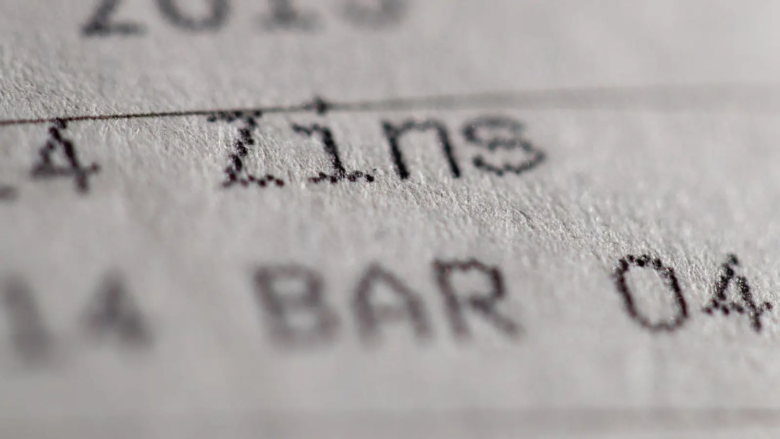 Der Abwärtstrend ist gestoppt, aber die Inflation schlagen Sparerinnen und Sparer mit Fest- und Tagesgeldangeboten nach wie vor in der Regel nicht. (Symbolbild) (Foto: Daniel Karmann/dpa)