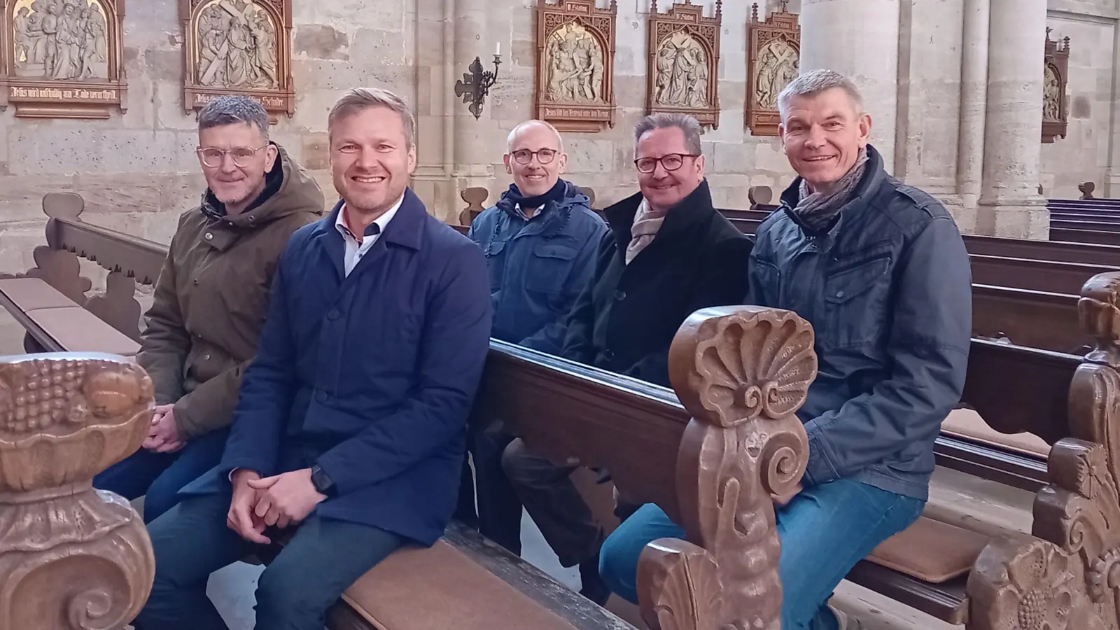 Testeten die neuen Polster im Münster St. Georg in Dinkelsbühl (von links): Martin Egger und Markus Kober von der VR-Bank, Stadtpfarrer Joachim Pollithy, Kirchenpfleger Henry Huber und Daniel Maicher von der Kirchenverwaltung. (Foto: Regina Müller)