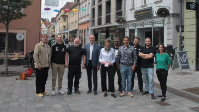 Die vielen Akteure sind symbolhaft für das Altstadtfest, das nur als Gemeinschaftswerk gelingt. Das Bild zeigt Michael Richter (Stadtjugendring), Andreas Görmer (SpVgg), Jürgen Wolf (Stadtfreunde), OB Thomas Deffner, Kulturamtsleiterin Nadja Wilhelm, Kevin Buckles (Subkultur), Sebastian Buhl vom Kulturamt, Nino Zorzetto (Subkultur), David Johnson (Kollektiv) und Isabella Ruttmann (Ordnungsamt der Stadt). (Foto: Robert Maurer)