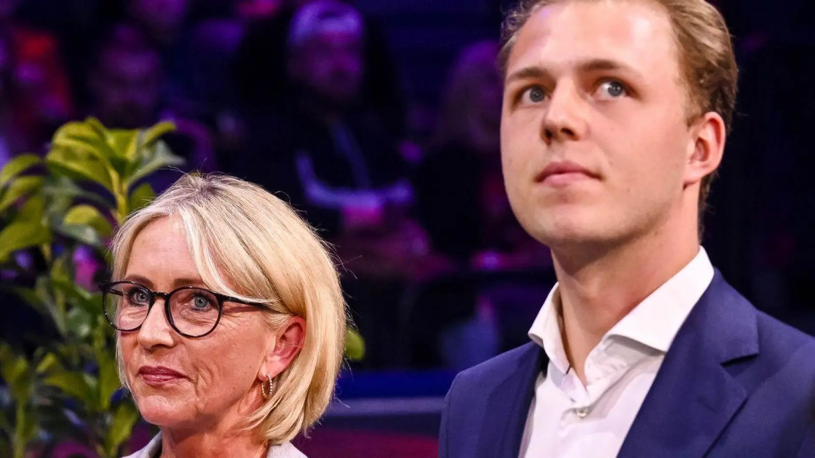 Witwe Heidi Beckenbauer und Sohn Joel sorgten für einen emotionalen Moment in der Halle. (Foto: Harry Langer/dpa)