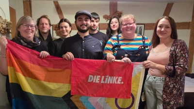 Kandidieren für den Dinkelsbühler Stadtrat: Bianca Hübel, Leon Bachmann, Yasmin Hübel, Xenia Münderlein (vorne, von links) sowie Christoph Kilgenstein, Janina Dötterl, Jermaine Präger und Josepha Jordan ( hinten, von links). (Foto: Die Linke KV Ansbach/Weißenburg-Gunzenhausen)