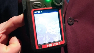 Bodycams zum Schutz der Beschäftigten vor Übergriffen sind noch nicht überall im Einsatz. (Archivbild) (Foto: Marcus Brandt/dpa)