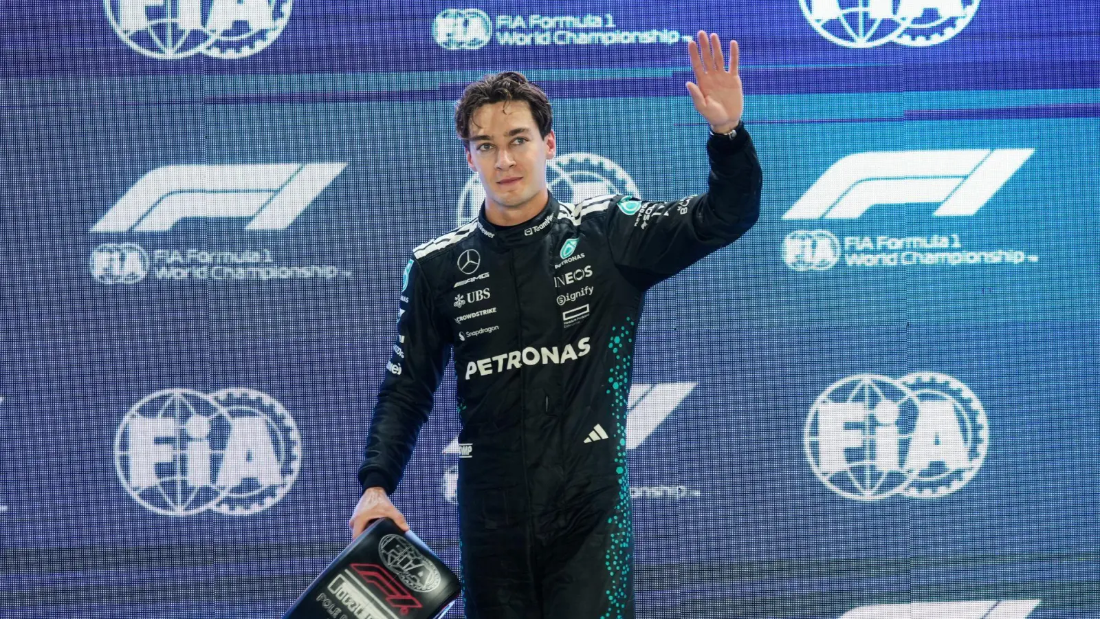George Russell holte sich mit einem Streckenrekord die Pole Position. (Foto: Vincent Thian/AP/dpa)