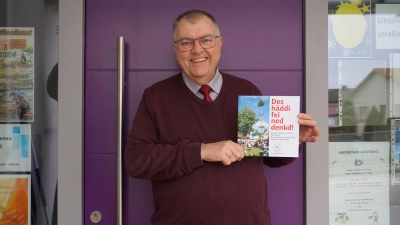 Der Lichtenauer Pfarrer Claus Ebeling präsentiert das neue Buch in Mundart. (Foto: Andrea Walke)