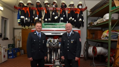 Der Kommandant der Freiwilligen Feuerwehr Kleinhabersdorf, Bernd Feimer (links), und sein Stellvertreter Hans Büchler gehen in der Konstellation in die zweite sechsjährige Amtszeit und wollen sich dafür einsetzen, die Eigenständigkeit ihrer Ortsteilwehr zu erhalten. (Foto: Yvonne Neckermann)