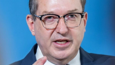 Bundesinnenminister Alexander Dobrindt (CSU) will abgelehnte Asylbewerber in sogenannte Return Hubs abschieben können. (Archivbild) (Foto: Michael Kappeler/dpa)