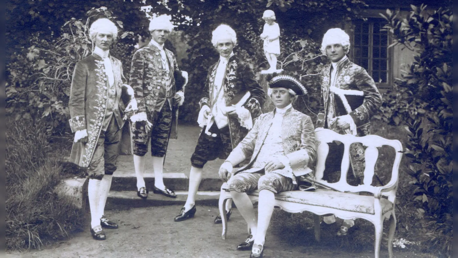 Der Herrscher und sein Hofstaat: Die Dramatische Vereinigung probt eifrig für die Aufführung des Schauspiels „Der wilde Markgraf”. Zu den Vorbereitungen gehört auch ein Fotoshooting.  (Repro: Sammlung Martin Schuster)