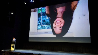 Regisseurin Chloé Zhao spricht in einer auf den Kopf gestellten, aufgezeichneten Botschaft.  (Foto: Sammy Kogan/The Canadian Press/AP/dpa)