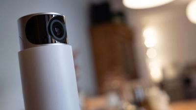 Sieht alles: eine Überwachungskamera Schwenkfunktion für den Innenbereich. Aber darf sie das auch? (Foto: Franziska Gabbert/dpa-tmn)