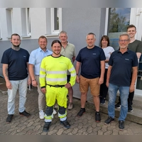 Mitglieder der Verwaltung vor dem Bürogebäude in Langfurth mit BU-Leiter Achim Engelhardt (2. v. l.) und Betriebsleiter Jürgen Friedrich (2. v. r.). (Foto: Fritz Zinnecker)