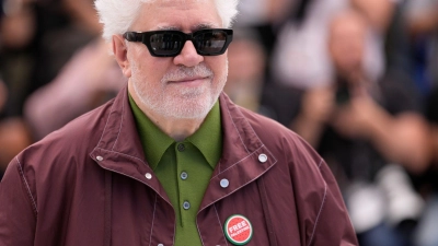 Pedro Almodóvar zeigt in Cannes seinen neuen Film „Bitter Christmas“. (Foto: John Locher/Invision/AP/dpa)