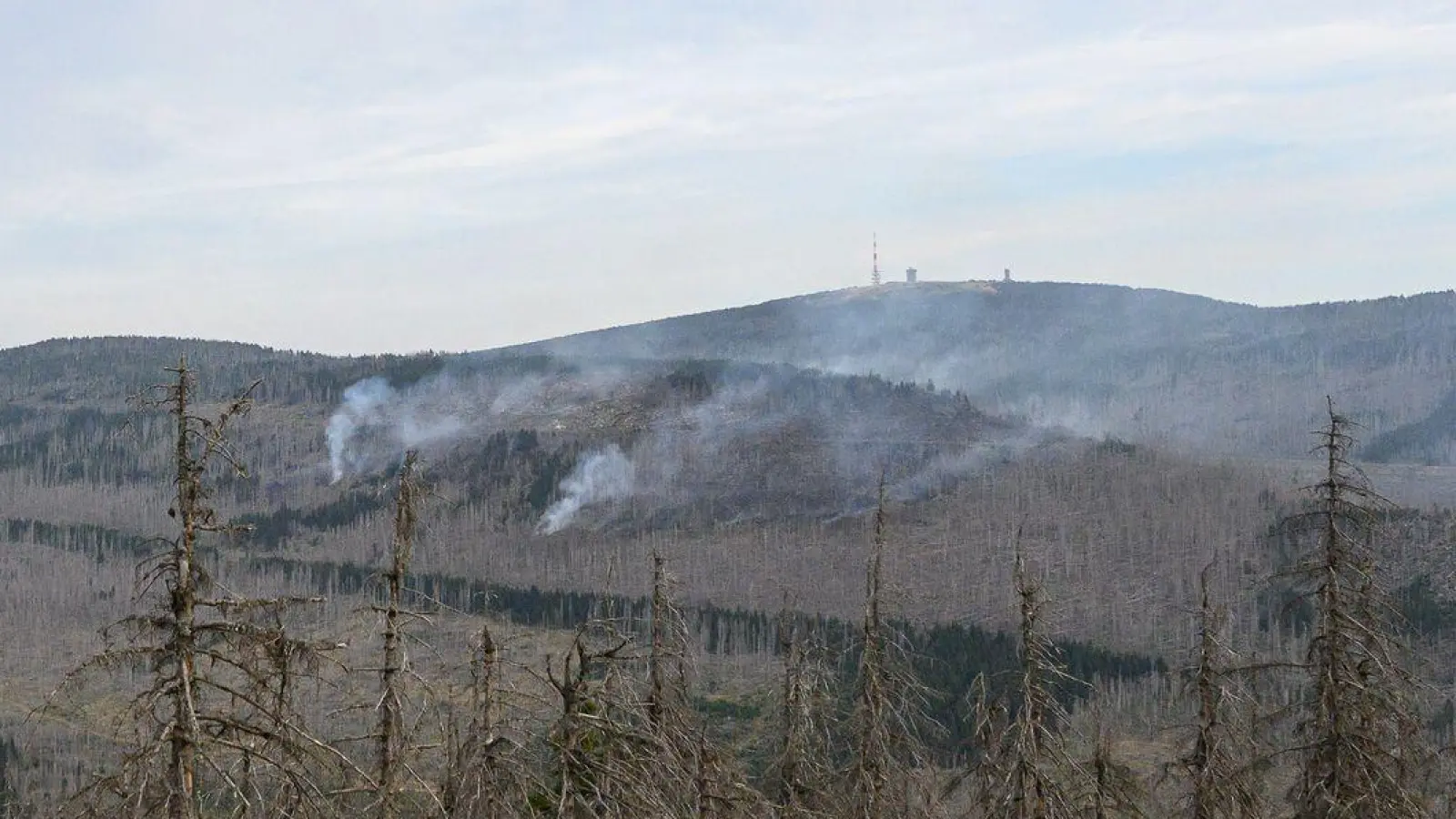 Es gibt noch mehrere Brandstellen am Brocken (Foto aktuell). (Foto: Swen Pförtner/dpa)