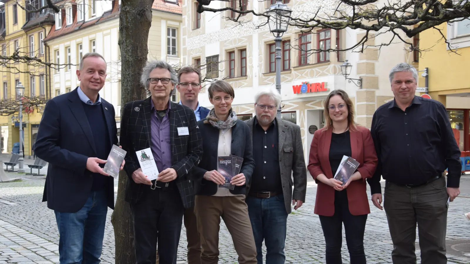 Stellten das Programm vor (von links): OB Thomas Deffner, Pierre Leich, Präsident der Simon-Marius-Gesellschaft, Wirtschaftsförderer Christoph Albrecht, Kulturreferentin Nadja Wilhelm, Stadtarchivar Dr. Wolfgang F. Reddig, Lena Schmidt von der Tourist-Info und Reiner Adolf, Vorsitzender des Fotoclubs Ansbach. (Foto: Florian Schwab)