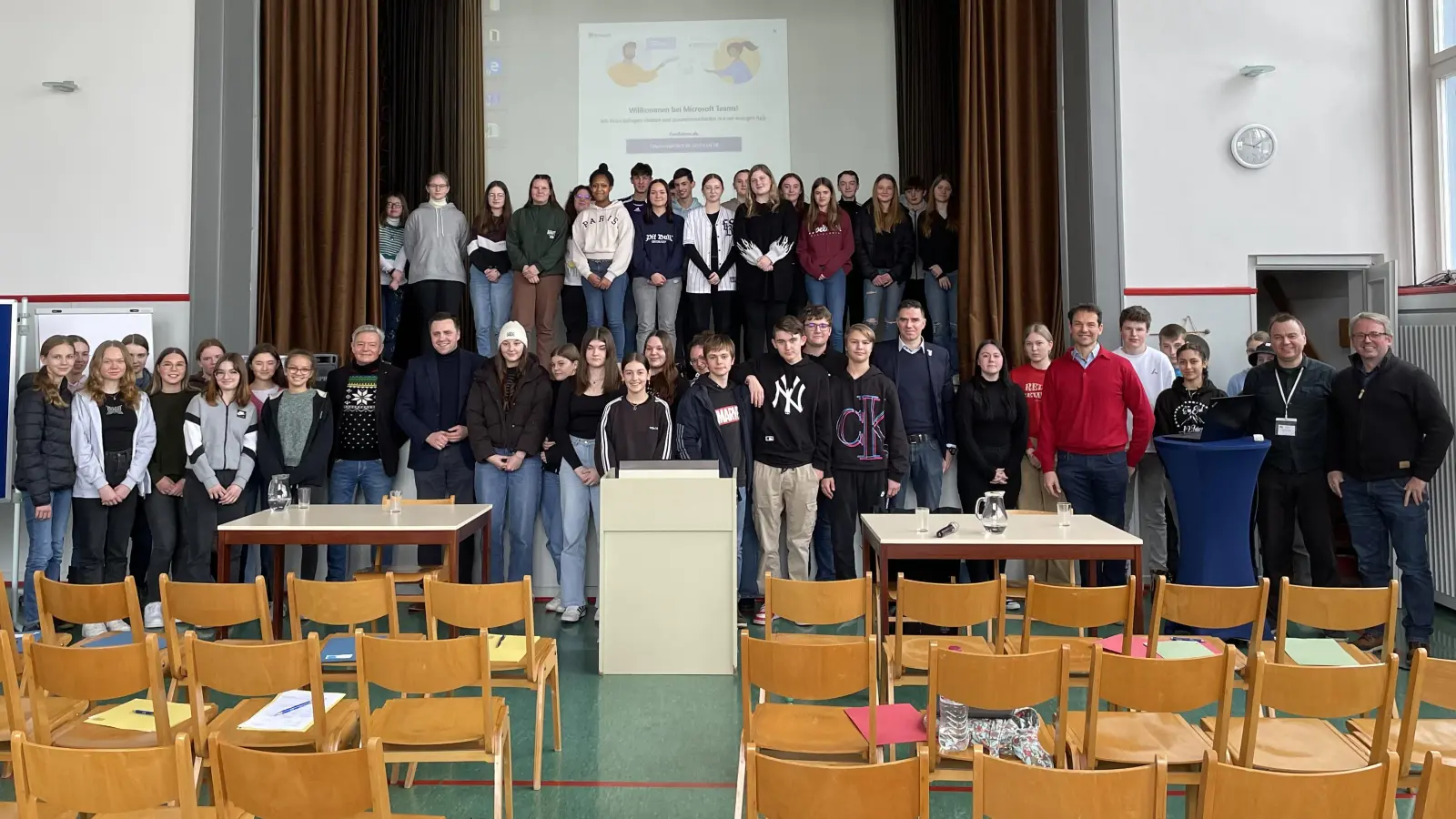 Der besondere Unterrichtstag ging mit einer „Plenarsitzung“ im Theatersaal der Schule zu Ende. Das Foto zeigt die Jugendlichen mit den Mitgliedern des Landtages, Simon Kirnberger von der Forschungsgruppe (Zweiter von rechts) und Rektor Marcus Pfalzer (rechts). (Foto: Jannik Schulz)