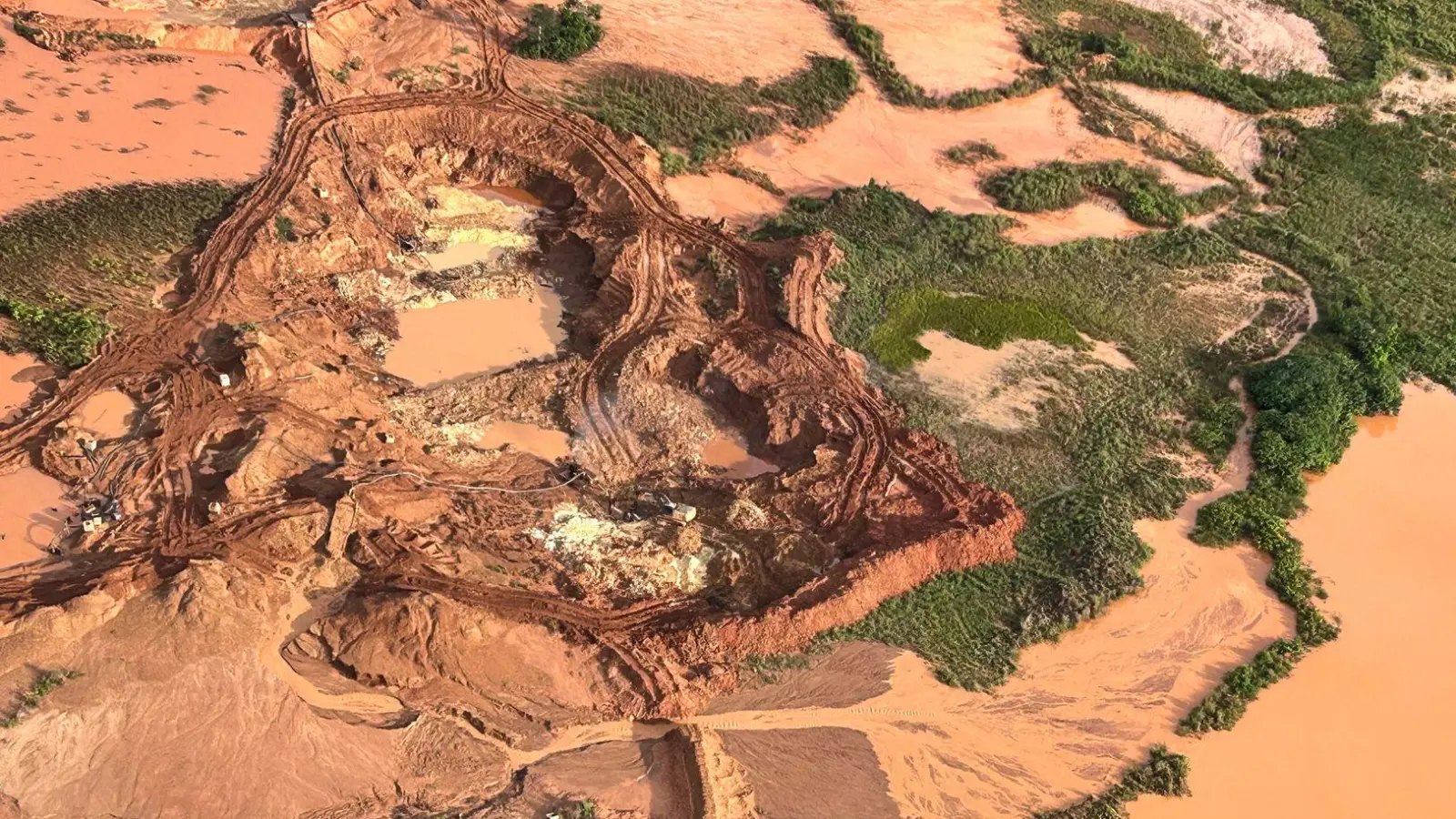 Aus der Luft sind abgeholzte Flächen im Amazonas-Gebiet zu sehen. (Archivbild) (Foto: Philipp Znidar/dpa)