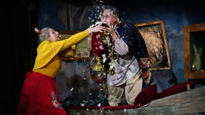 Der alte Münchhausen erzählt von einer winterlichen Reise, die er, nicht gerade zur Freude der Frau vom Sozialdienst, mit einem Feder-Schnee-Gestöber aus seinem Kissen verdeutlicht. (Foto: Elke Walter)