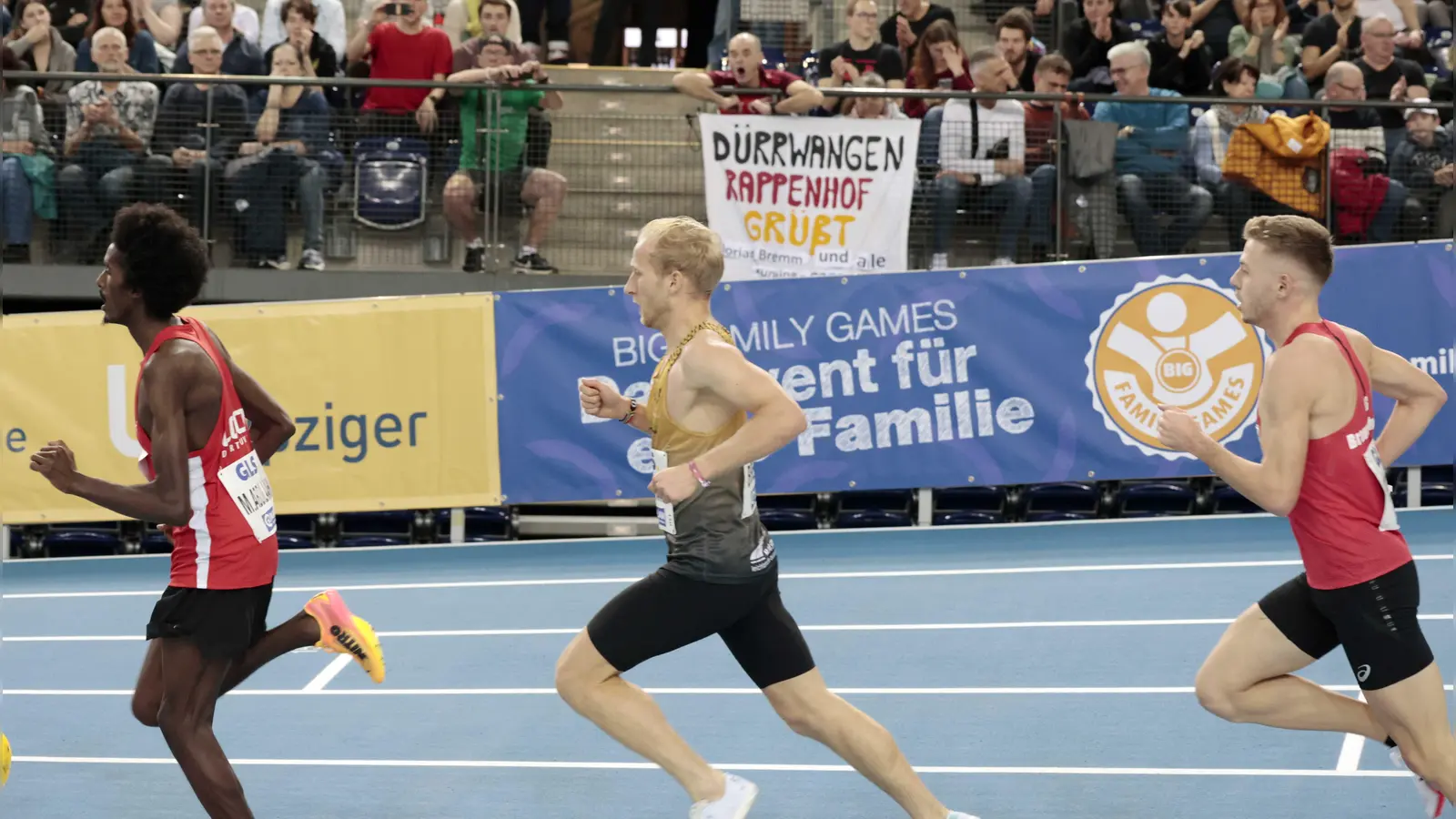 Hier noch der Jäger, am Ende ganz vorn: Florian Bremm (Mitte) bei der Deutschen Hallenmeisterschaft im Vorjahr in Leipzig, angefeuert von Edelfan Franz Josef Heller aus Dürrwangen. (Foto: Theo Kiefner)