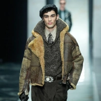 Materialmix und strukturierte Oberflächen: Das zeichnet viele Stücke in den aktuellen Kollektionen aus. Hier eine Kreation von Dolce &amp; Gabbana. (Foto: Luca Bruno/AP/dpa-tmn)