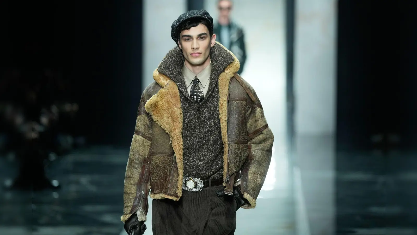 Materialmix und strukturierte Oberflächen: Das zeichnet viele Stücke in den aktuellen Kollektionen aus. Hier eine Kreation von Dolce &amp; Gabbana. (Foto: Luca Bruno/AP/dpa-tmn)