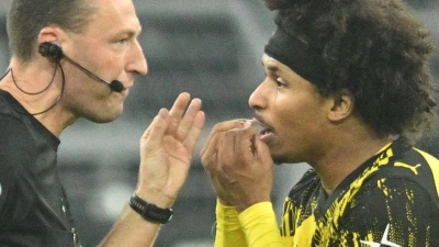 Fiel gegen Gladbach nur mit einem Ausraster und durch Diskutieren statt mit Leistung auf: Karim Adeyemi (r.) (Foto: Bernd Thissen/dpa)