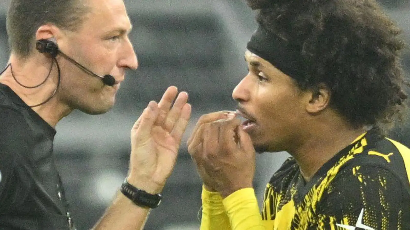 Fiel gegen Gladbach nur mit einem Ausraster und durch Diskutieren statt mit Leistung auf: Karim Adeyemi (r.) (Foto: Bernd Thissen/dpa)