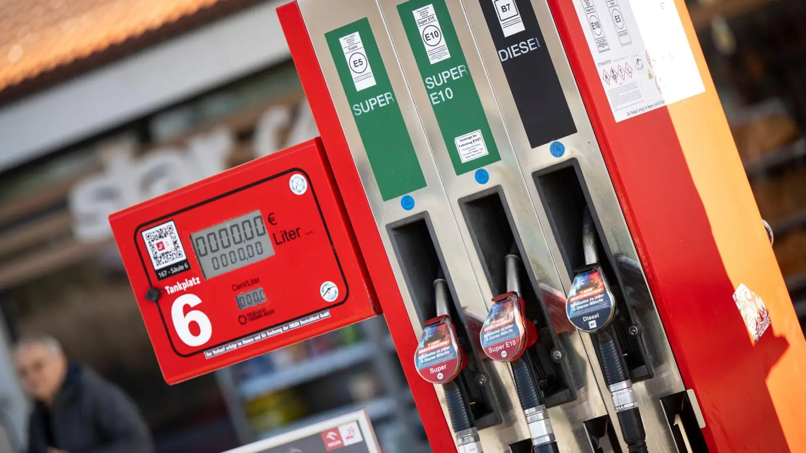Jede fünfte Tankstelle verstößt gegen die 12-Uhr-Regel bei den Kraftstoffpreisen. (Archivbild)  (Foto: Philip Dulian/dpa)