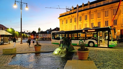 Die Ansbacher Stadtbusse fahren ab 15. Dezember in den Abendstunden nur noch stündlich. Außerdem ändern sich die Nummerierungen der Haltestellen am Schlossplatz. (Archivfoto: Jim Albright)