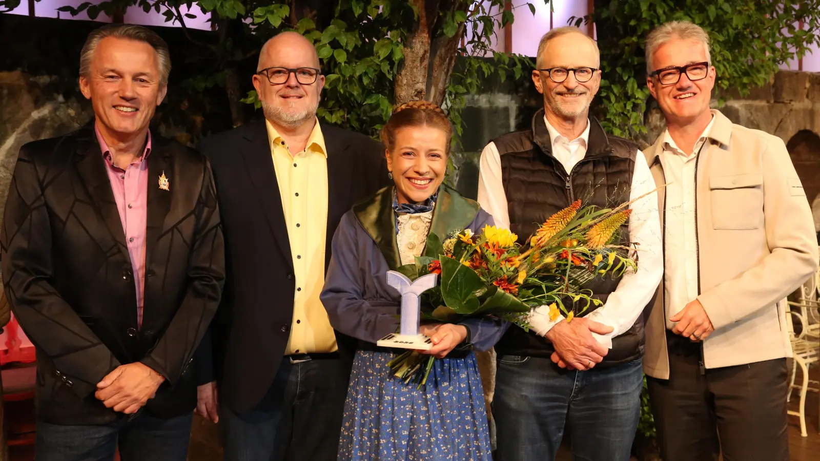 Klaus Seeger, Thomas Schoppik, Johannes Kaetzler und Patrick Ruh (von links) mit der ersten Preisträgerin Juliane Krug.  (Foto: Martina Kramer)
