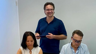 Dr. Dr. Markus Tröltzsch (Mitte) war auf Curaçao mit anderen bei einem Masterkurs zum Knochenaufbau in Aktion. Der Ansbacher organisierte diesen mit einem Kollegen. (Foto: Dr. Dr. Helmuth Hildebrand)