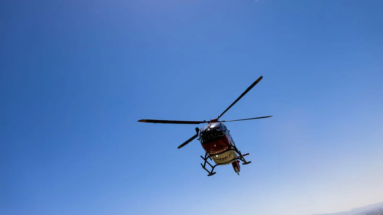 Nachdem sie von Rettungskräften versorgt wurde, kam die Frau mit einem Hubschrauber in ein Krankenhaus. (Symbolbild) (Foto: Philipp von Ditfurth/dpa)