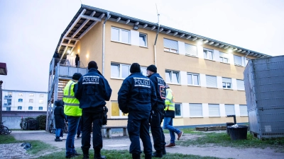 Polizisten vor einem Gebäude, welches durchsucht wurde. Auch Spezialkräfte waren vor Ort. (Foto: Tom Weller/dpa)