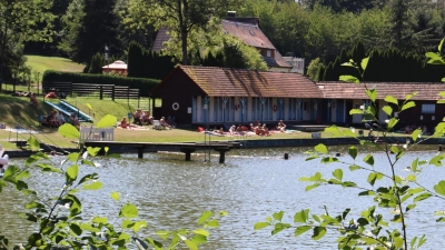 Ein schattiger Platz an einem Badesee, wie hier in Schillingsfürst, ist dieser Tage heiß begehrt. Für das sichere Schwimmvergnügen hat Bernd Müller von der Kreiswasserwacht ein paar Hinweise parat. (Foto: Thomas Schaller)