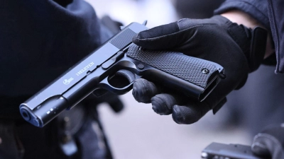 Softair-Waffen können echten Waffen täuschend ähnlich sein. (Symbolbild) (Foto: David Young/dpa)