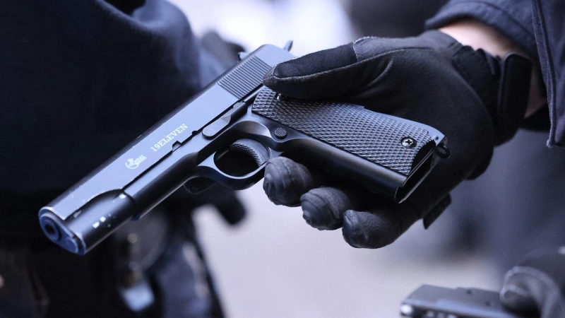 Softair-Pistolen können einer echten Waffe zum Verwechseln ähnlich sehen. (Symbolbild: David Young/dpa)