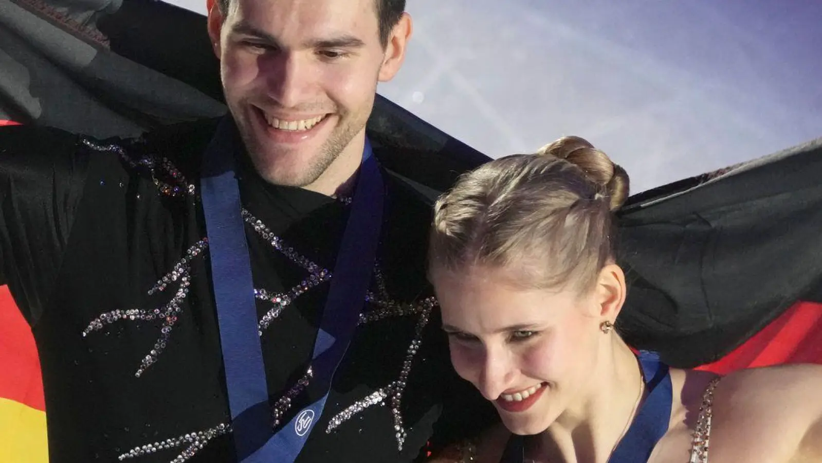 Nikita Wolodin (l) und Minerva Hase (r) holten erstmals seit 2011 wieder Gold für Deutschland bei einer Eiskunstlauf-EM. (Foto: Sergei Grits/AP/dpa)