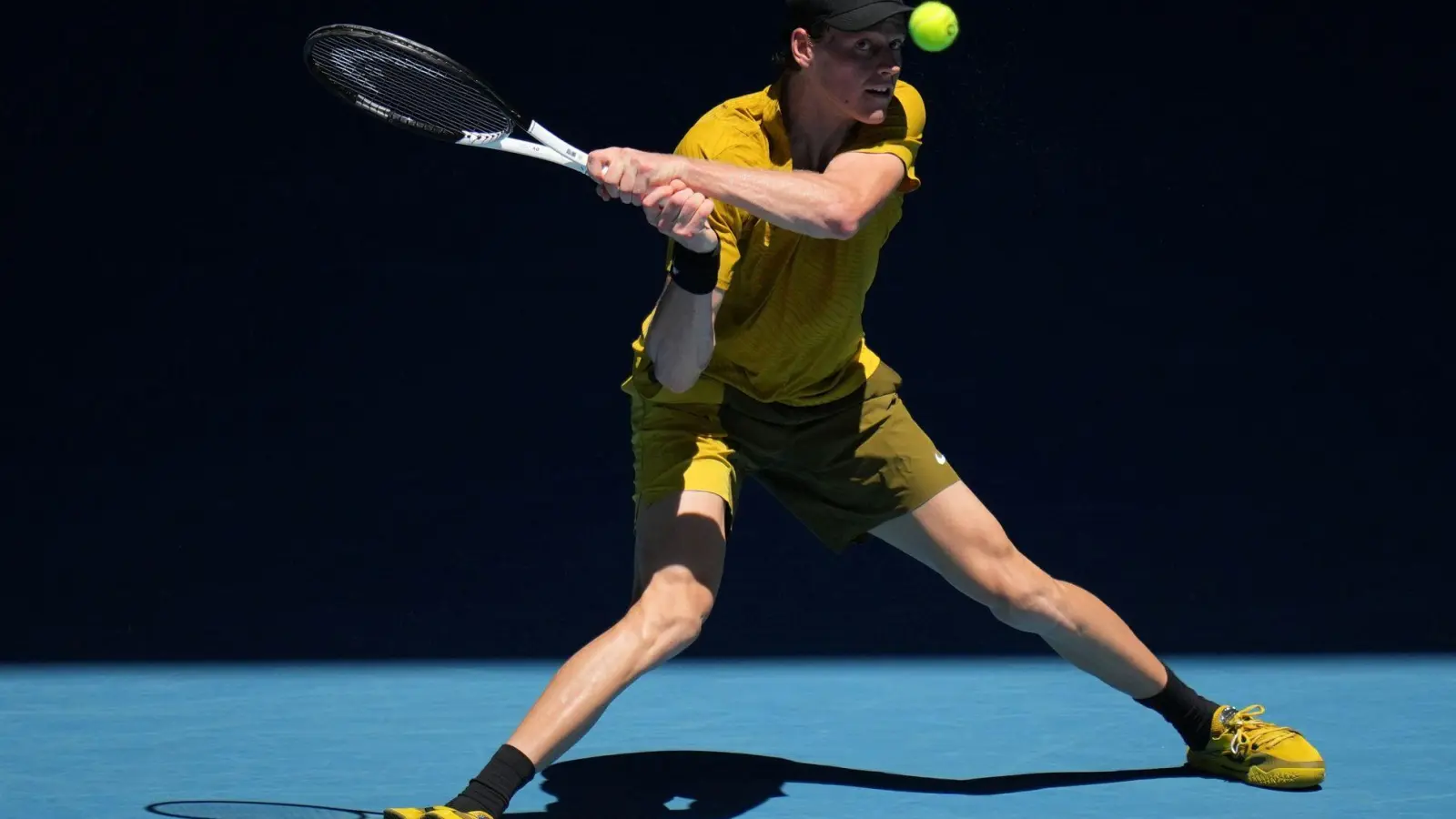 Jannik Sinner quälte sich in Melbourne ins Achtelfinale. (Foto: Dita Alangkara/AP/dpa)