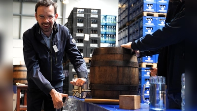 Bei Christoph Rösch (Rothenburg) füllt sich der erste Krug ohne Probleme. (Foto: Simone Hedler)