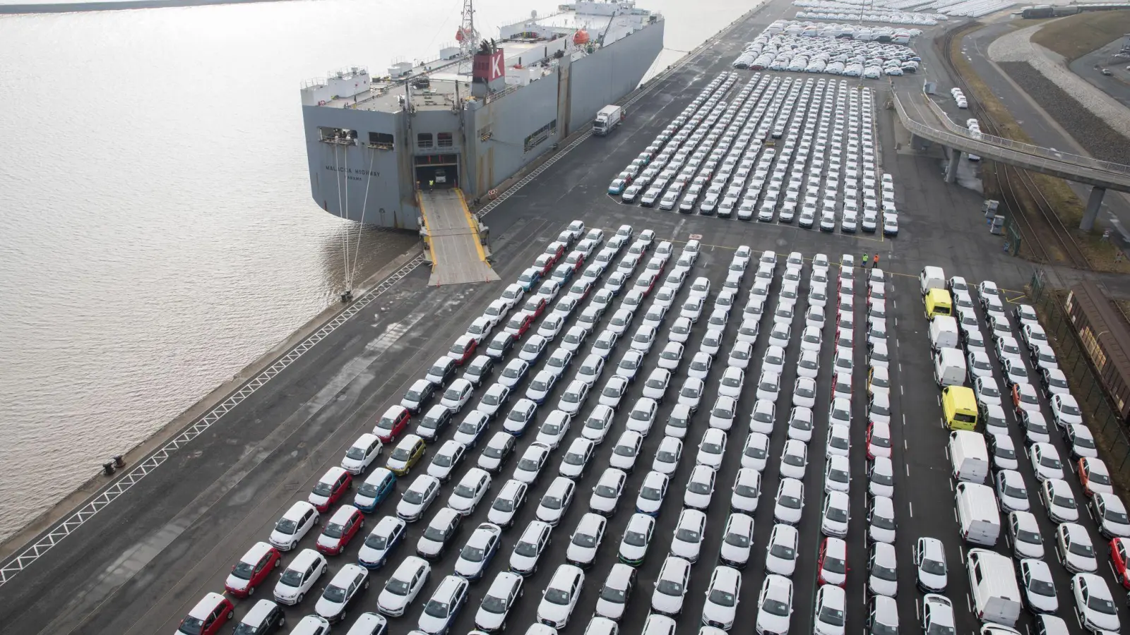 Auch wenn die deutsche Autoindustrie kriselt: Abschreiben sollte man sie noch nicht, sagt Ifo-Expertin Anita Wolf. (Foto: Jörg Sarbach/dpa)