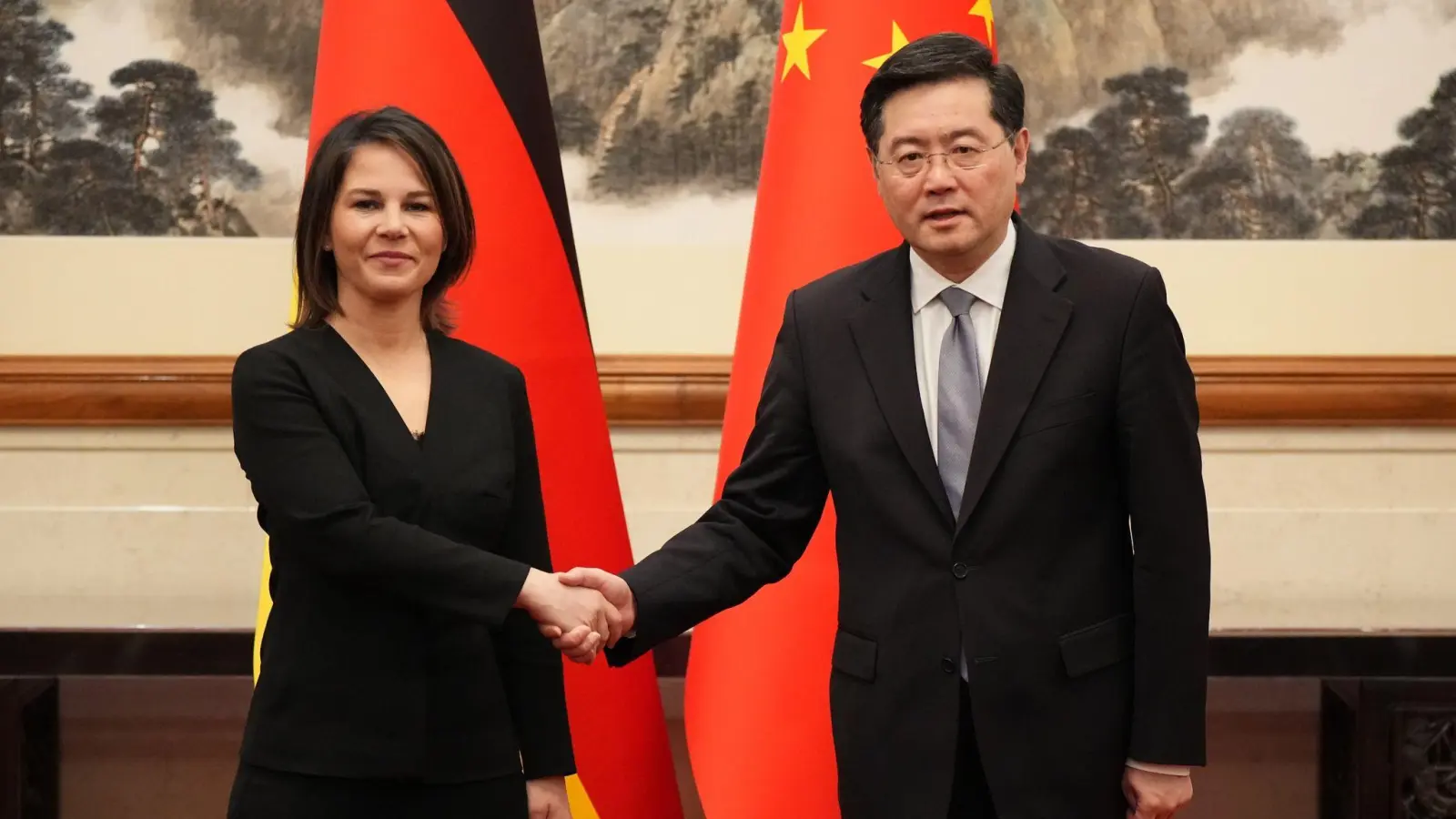 Shakehands in Peking: Außenministerin Annalena Baerbock und ihr chinesischer Amtskollege Qin Gang. (Foto: Soeren Stache/dpa)