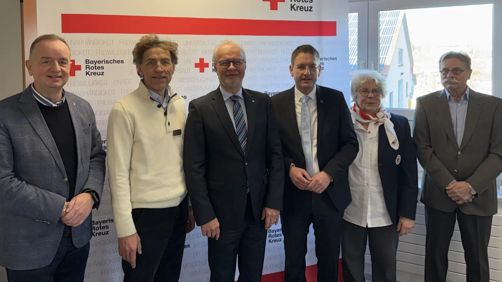 Trafen sich bei der Spendenübergabe (von links): Oberbürgermeister Thomas Deffner, Rotarier Dr. Karl Asmer, Dr. Udo Feldheim, Landrat Dr. Jürgen Ludwig, BRK-Kreisverbandsvorsitzende Anna-Maria Wöhl und Rotarier Dr. Eckhard Göritz. (Foto: Philipp Warausch)