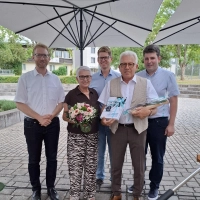 Dekan Max von Egidy, Ingrid Bauer, Gesamtschulleiter Philipp Specht, Friedrich Bauer und Geschäftsführer Christoph Kilian bei der Übergabe des Fotobuchs „Mit Herz und Schlüsselbund“ (von links). (Foto: Ralf Lischka)