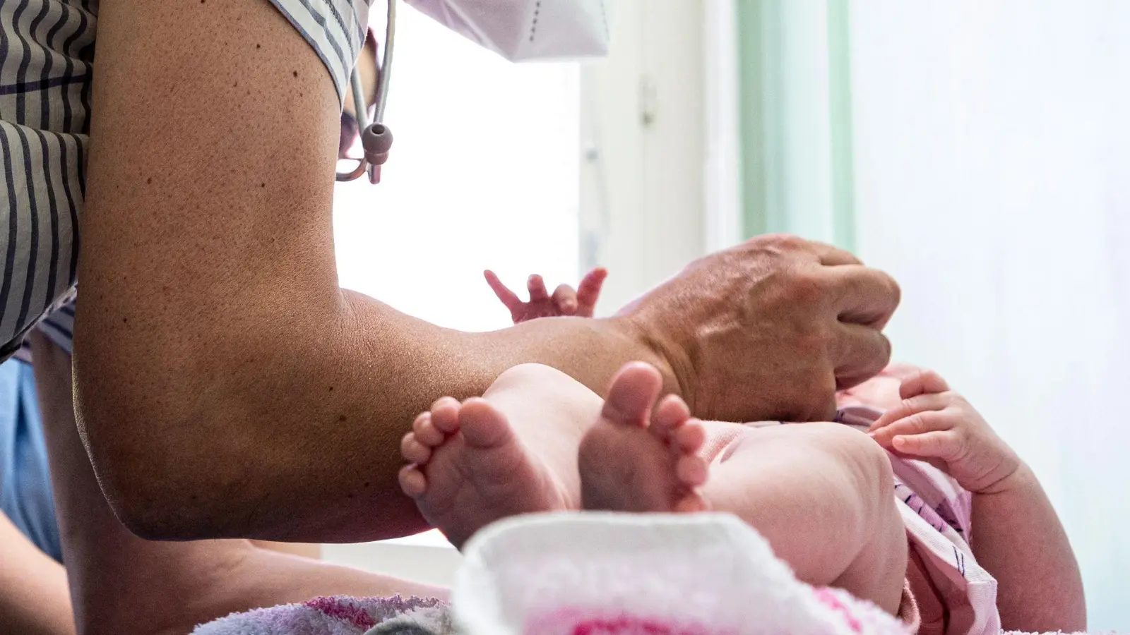 RSV-Infektionen sind die häufigste Ursache für Krankenhausaufenthalte bei Säuglingen: Die RSV-Prophylaxe bietet Schutz vor schweren Krankheitsverläufen. (Foto: Fabian Sommer/dpa)