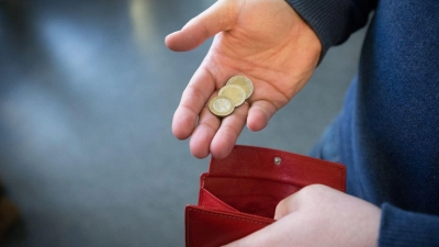 Mehr Schulden, keine Rücklagen: Viele Menschen können die gestiegenen Kosten nicht mehr stemmen. (Foto: Friso Gentsch/dpa)