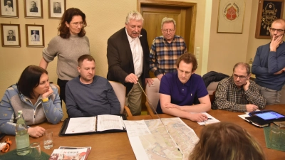 Bürgermeister Reinhard Streng erklärte der Ratsrunde die Idee zur Umgestaltung der Bahnhofstraße. Diese diente lange Zeit als Zufahrt zur Molkerei. (Foto: Anita Dlugoß)