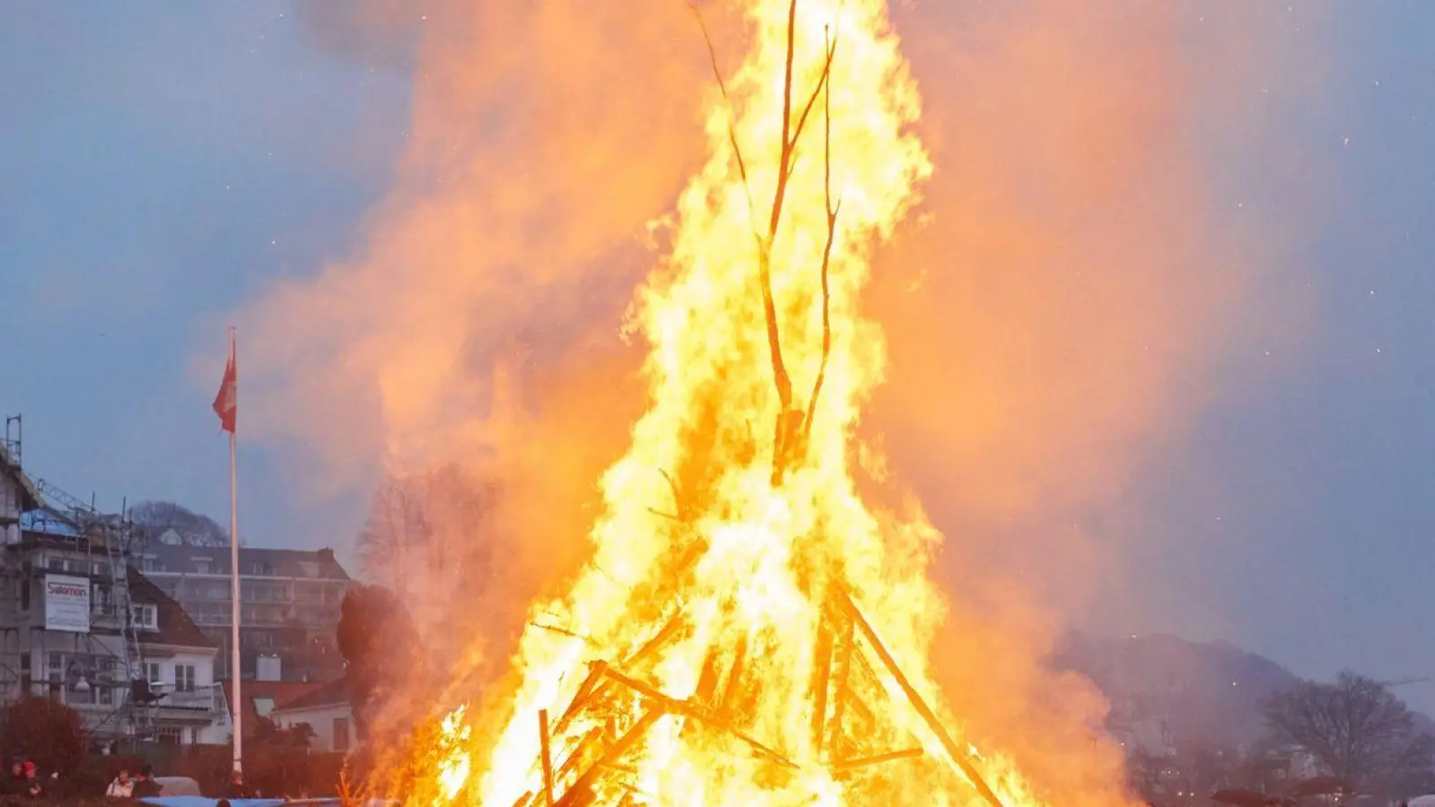 Die Konzentration von Feinstaub wird durch die Osterfeuer örtlich erhöht. (Foto: Georg Wendt/dpa)