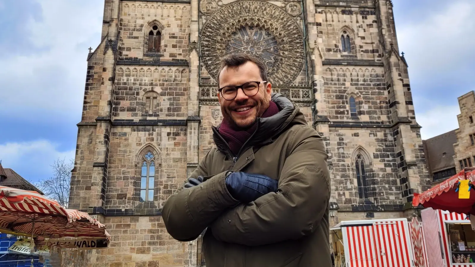 Michael Riedel vor der Lorenzkirche. Am Sonntag wird er im kalten Inneren ins neue Amt eingeführt. (Foto: Sonntagsblatt/Timo Lechner)