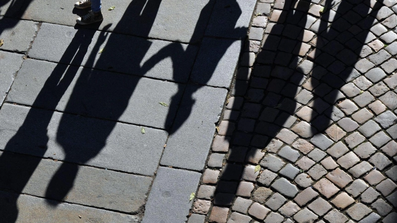 In den Großstädten stellen junge Erwachsene im Alter zwischen 25 und 34 Jahren die größte Altersgruppe, außerhalb der Großstädte sind es die in den 1950er und 1960er Jahren geborenen Babyboomer. (Symbolbild) (Foto: Matthias Hiekel/dpa-Zentralbild/dpa)