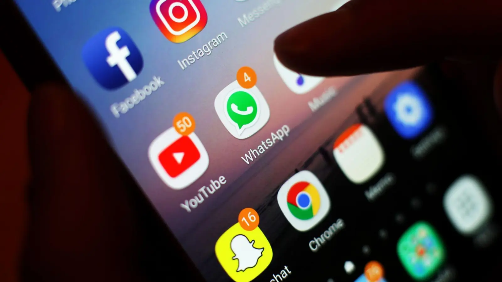 Malaysia will die Altersbeschränkung zunächst in einer Testphase erproben. (Symbolbild) (Foto: Yui Mok/PA Wire/dpa)