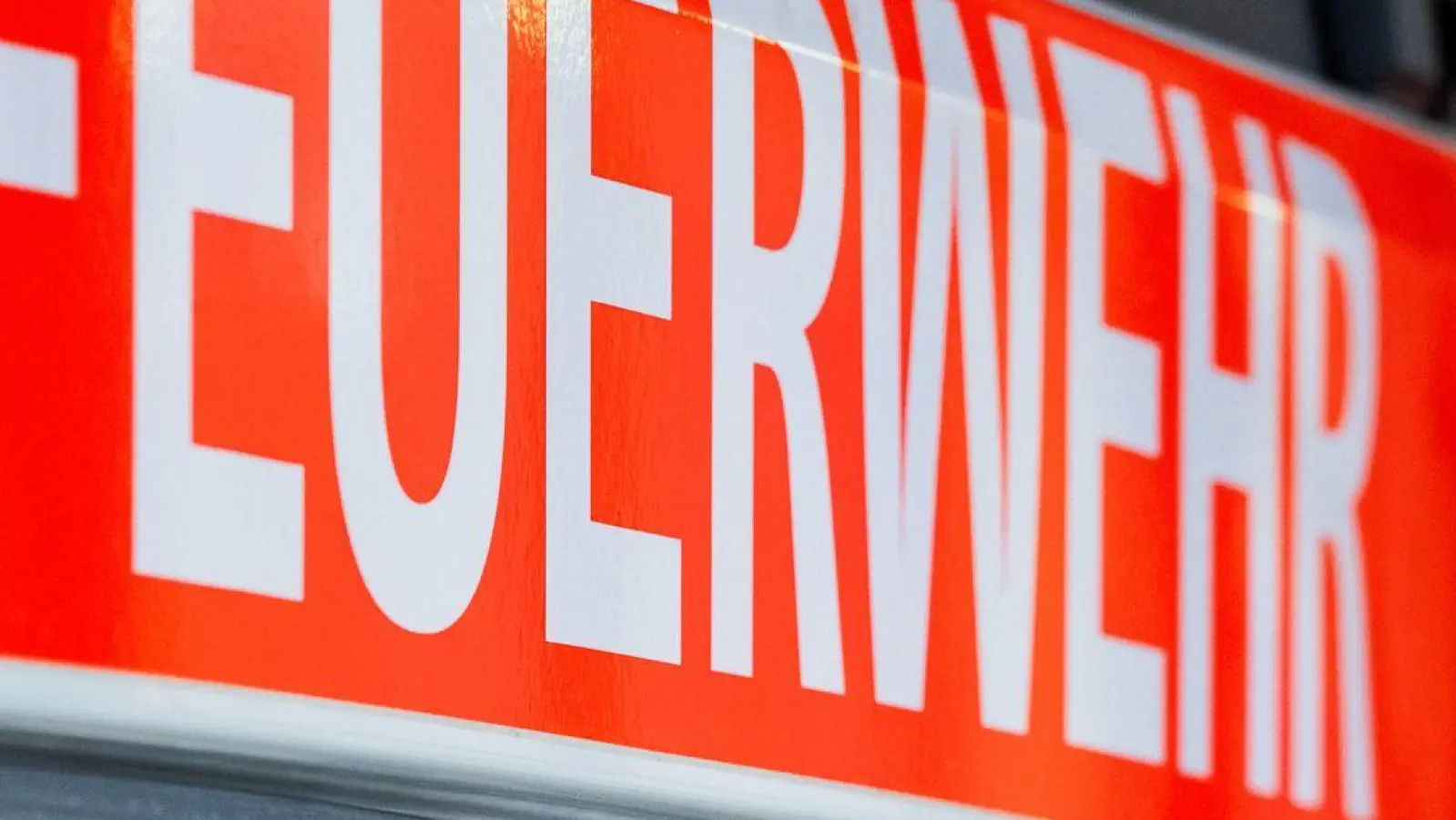 Feuerwehrleute konnten die Flammen löschen. (Symbolbild) (Foto: Soeren Stache/dpa)