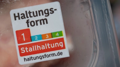 Die seit 2019 bestehende freiwillige „Haltungsform“-Kennzeichnung der Supermarktketten gilt für Fleisch und verarbeitete Produkte von Schwein, Rind und Geflügel. (Foto: Sebastian Gollnow/dpa)